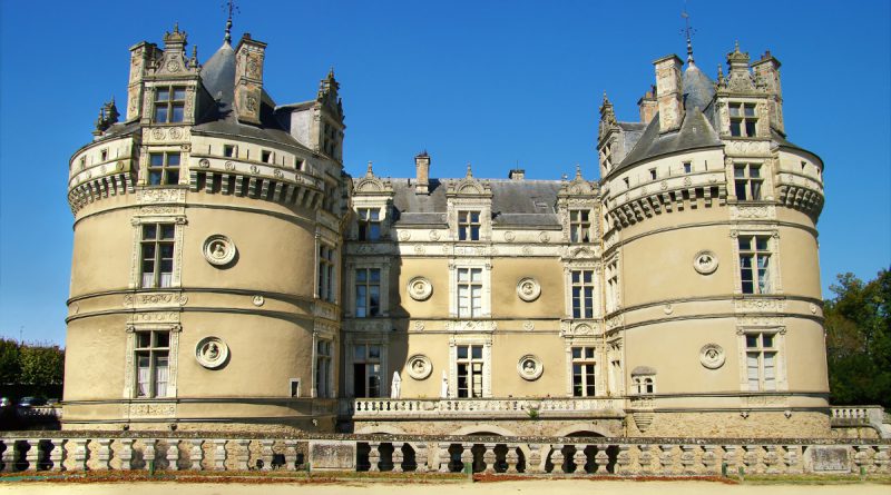Замок Ле Люд во Франции