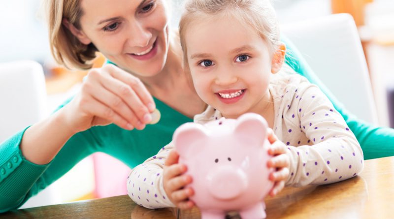 Как научить ребенка правильно относиться к деньгам