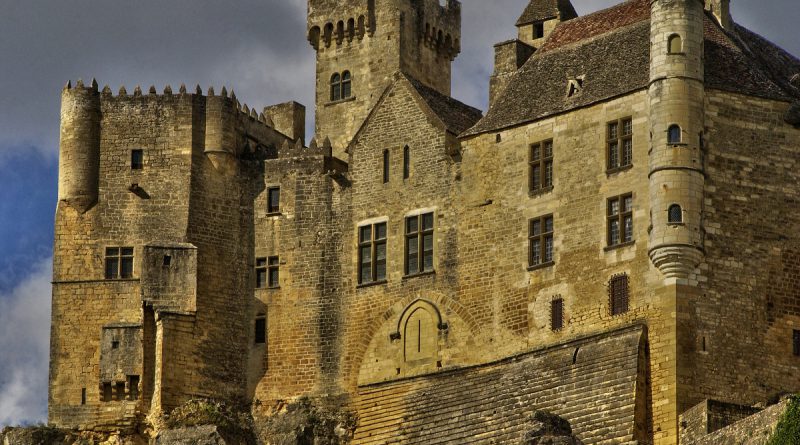 Замок Бенак во Франции